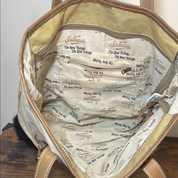 Sixtease Chic Cream and Black Tote with Key Accent - Picture 6 of 12